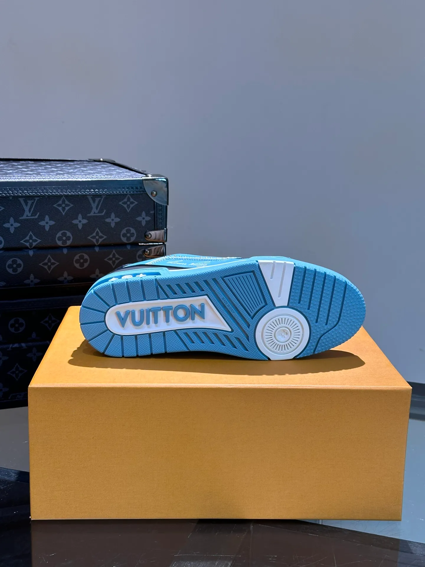 LV P840 men's sneakers, new colors, this LV Trainer sneaker is made of grained calf leather in colorful tones, with rivet decoration on the upper and handwritten Louis Vuitton logo on the side, which contrasts with the western-style Vuitton logo on the rear. The original construction was designed by Virgil Abloh and is inspired by vintage basketball shoes. Continuing the complex upper, the rubber-injected rubber outsole continues the iconic elements, with LV letters on the tongue and sides, Vuitton logo on the rear, Monogram flowers on the outsole, handwritten Louis Vuitton logo on the side, and standard insoles to continue the comfort experience. Comes complete with original box packaging! Size: 38-46